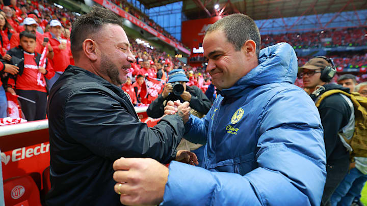 Antonio Mohamed (izq), actual campeón con Toluca, y André Jardine, técnico tricampeón con el América.