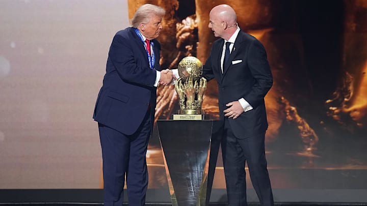Donald Trump recibe el Premio de la Paz de la FIFA por parte de  Gianni Infantino, presidente de la FIFA.