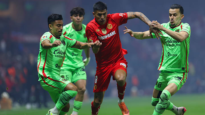 "Nico" Castro elude a tres rivales "Nico" Castro elude a tres rivales