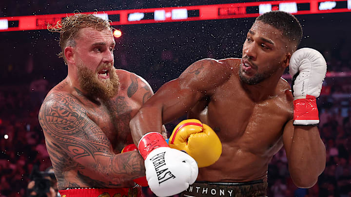Anthony Joshua da un derechazo a Jake Paul. El youtuber terminaría con la mandíbula rota.