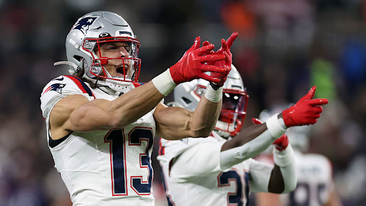 Mack Hollins (13) y Rhamondre Stevenson (38) celebran en el triunfo de los Patriots.