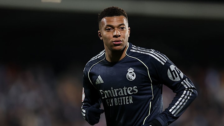 Mbappé sufre de un esguince de rodilla y no podrá estar en la Supercopa de España. Mbappé sufre de un esguince de rodilla y no podrá estar en la Supercopa de España.