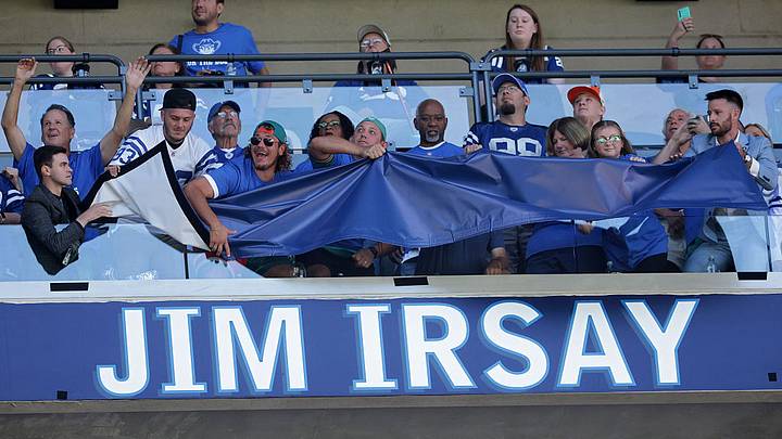 Jim Irsay fue incorporado al anillo de honor de los Indianapolis Colts durante el medio tiempo del partido entre los Miami Dolphins y los Indianapolis Colts, celebrado en el Lucas Oil Stadium el 7 de septiembre de 2025. Jim Irsay fue incorporado al anillo de honor de los Indianapolis Colts durante el medio tiempo del partido entre los Miami Dolphins y los Indianapolis Colts, celebrado en el Lucas Oil Stadium el 7 de septiembre de 2025.