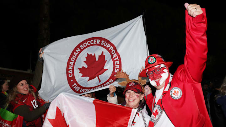Aficionados canadienses apoyan a su selección durante el Mundial femenil de 2023