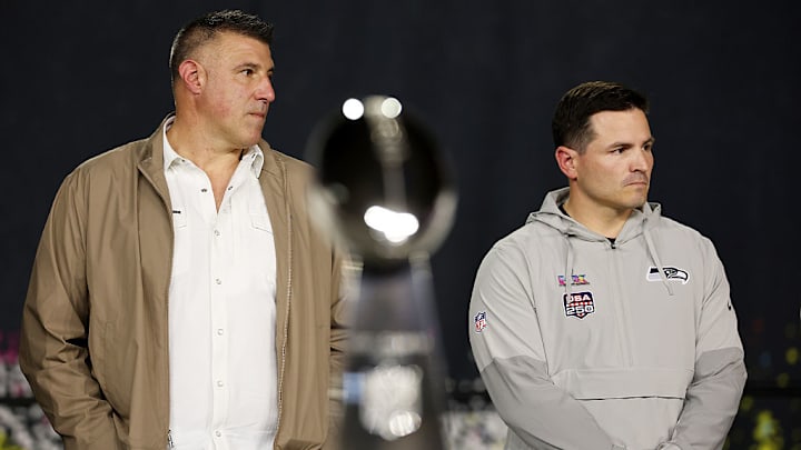 Mike Vrabel, coach de New England Patriots (D), y Mike Macdonald, coach de Seattle Seahawks, previo al Super Bowl.