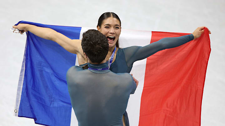 La pareja francesa celebra con la medalla de oro. La pareja francesa celebra con la medalla de oro.