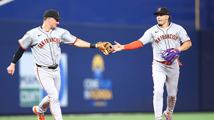 Willy Adames (der) y Matt Chapman (izq) estuvieron involucrados en uno de los triples play más extraños de la historia.