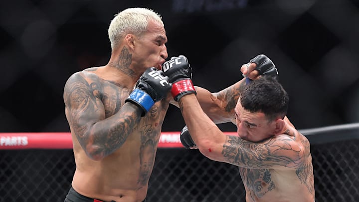 Charles Oliveira (I) venció a Max Holloway por decisión unánime