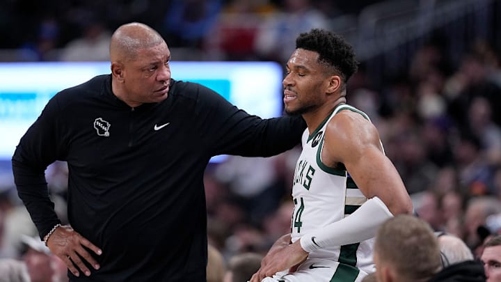 Giannis Antetokounmpo junto al coach de los Bucks, Doc Rivers.