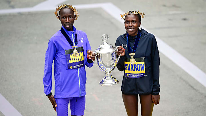 Los kenianos John Korir (izq) y Sharon Lokedi posan con el trofeo de ganadores del Maratón de Boston.