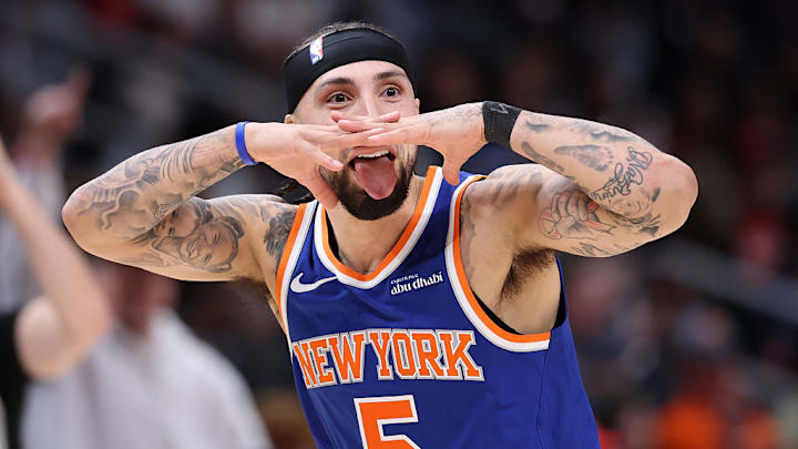 José Alvarado celebra un triple que consiguió ante los Hawks.