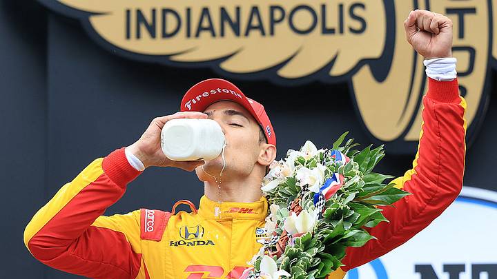Alex Palou, el más reciente campeón de las 500 millas de Indianápolis, celebra con la tradicional leche.