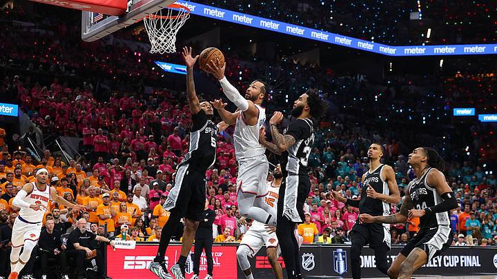 Jalen Brunson encesta entre Stephon Castle y Julian Champagnie durante el Juego 1 de las Finales de NBA.