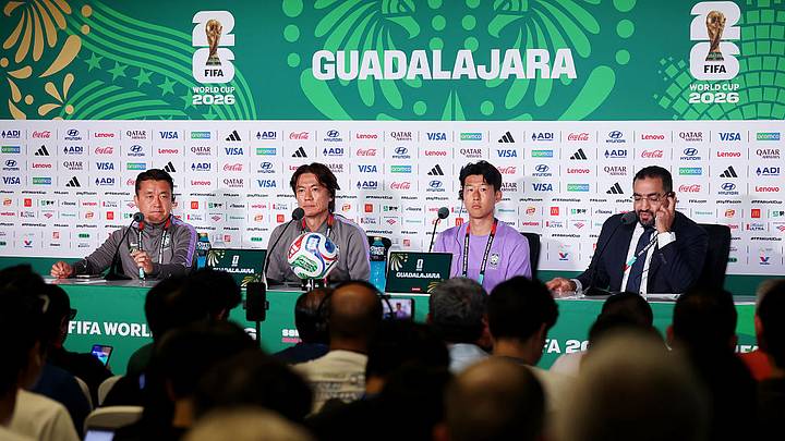 Son Heung-min (centro derecha) junto al técnico Hong Myung-bo (centro izquierda), durante la conferencia de prensa. Son Heung-min (centro derecha) junto al técnico Hong Myung-bo (centro izquierda), durante la conferencia de prensa.