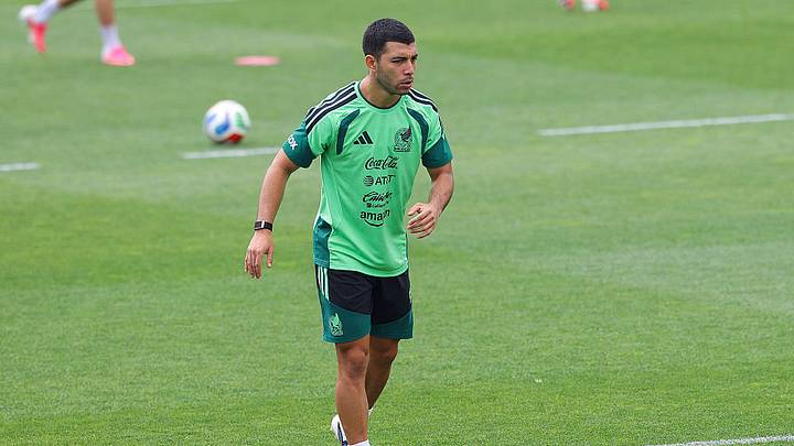 Javier Aguirre optó por la lógica y decidió iniciar el Mundial con Erik Lira. Javier Aguirre optó por la lógica y decidió iniciar el Mundial con Erik Lira.