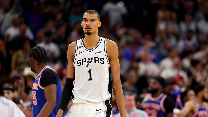Wembanyama sumó 19 puntos, 14 rebotes y 5 tapones pero perdió el duelo ante Jalen Brunson Wembanyama sumó 19 puntos, 14 rebotes y 5 tapones pero perdió el duelo ante Jalen Brunson