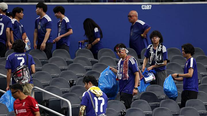 Aficionados de Japón vuelven a dar ejemplo y limpian las gradas tras el partido Aficionados de Japón vuelven a dar ejemplo y limpian las gradas tras el partido