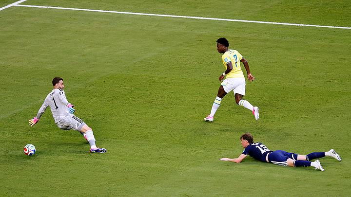 Este fue el gol que el silbante mexicano le anuló a Brasil, luego de una falta de Vinicius Jr. sobre el defensa escocés.