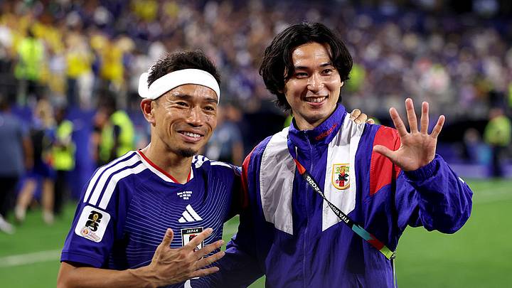 Yuto Nagatomo festeja sus cinco participaciones en Mundiales, junto a su compañero lesionado, Takumi Minamino. Yuto Nagatomo festeja sus cinco participaciones en Mundiales, junto a su compañero lesionado, Takumi Minamino.