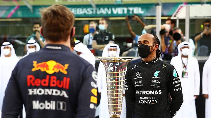 Max Verstappen podría seguir los pasos de Hamilton cuando este se fue de McLaren o Mercedes. Max Verstappen podría seguir los pasos de Hamilton cuando este se fue de McLaren o Mercedes.
