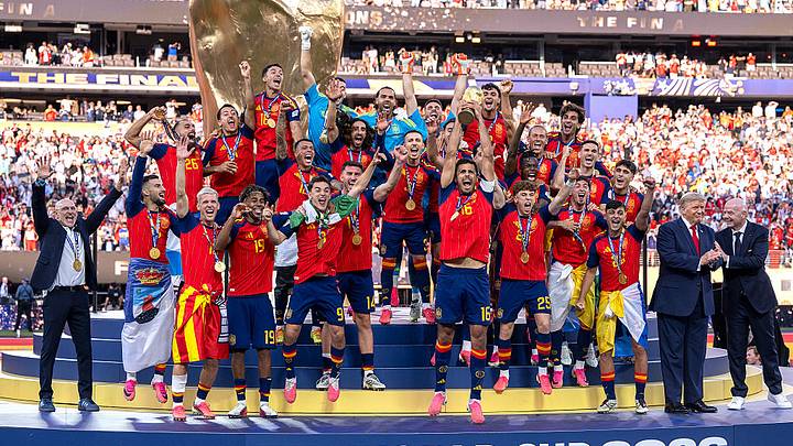 España, durante la entrega de la Copa del Mundo, con Donald Trump y Gianni Infantino a un costado. España, durante la entrega de la Copa del Mundo, con Donald Trump y Gianni Infantino a un costado.