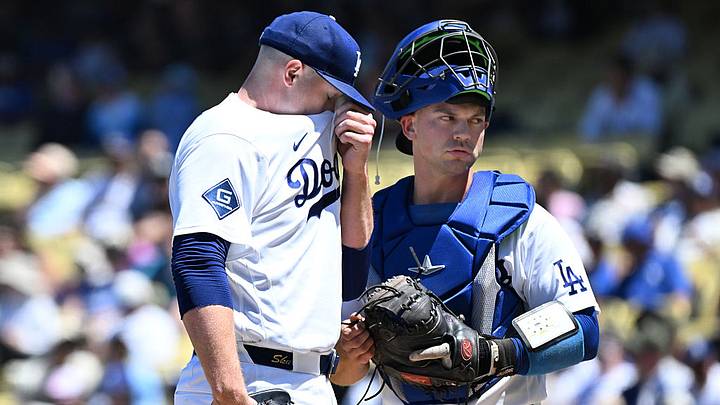 Tarik Skubal (I), pitcher de Los Angeles Dodgers, habla con el catcher Ben Rortvedt. Tarik Skubal (I), pitcher de Los Angeles Dodgers, habla con el catcher Ben Rortvedt.