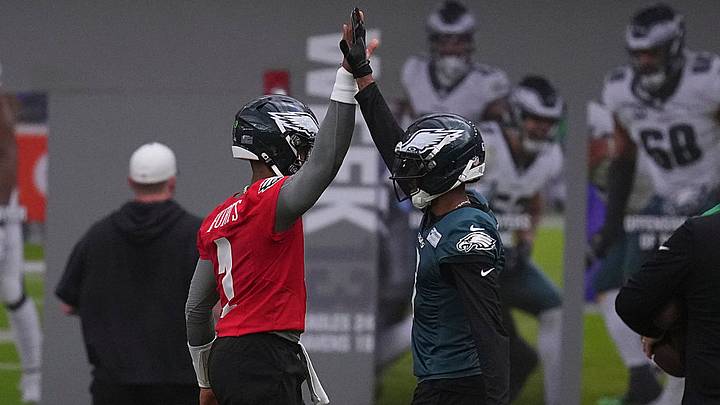 Jalen Hurts, QB de Philadelphia Eagles choca la mano con DeVonta Smith en el entrenamiento. Jalen Hurts, QB de Philadelphia Eagles choca la mano con DeVonta Smith en el entrenamiento.