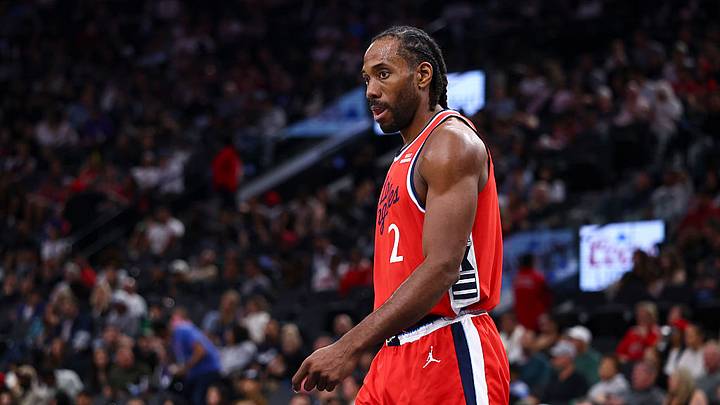 Kawhi Leonard fue multado como parte de la investigación de la NBA sobre la elusión del límite salarial por parte de los Clippers. Kawhi Leonard fue multado como parte de la investigación de la NBA sobre la elusión del límite salarial por parte de los Clippers.
