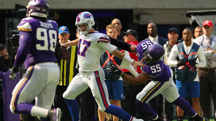 El QB de los Bills, Josh Allen, sufre un horse-collar tackle. El QB de los Bills, Josh Allen, sufre un horse-collar tackle.