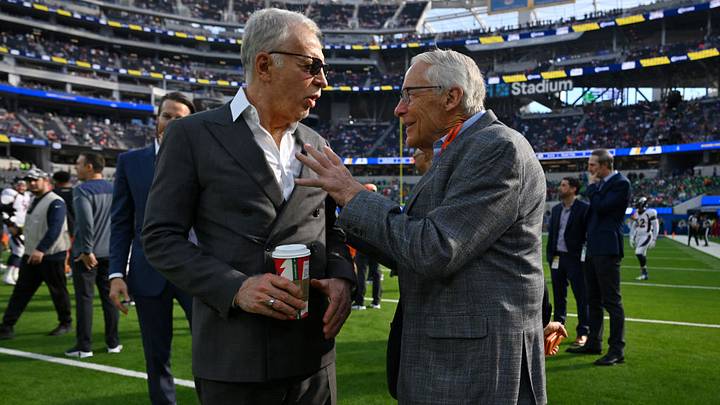 Stan Kroenke (i), dueño de Los Angeles Rams, charla con Rob Walton, dueño de los Denver Broncos. Stan Kroenke (i), dueño de Los Angeles Rams, charla con Rob Walton, dueño de los Denver Broncos.