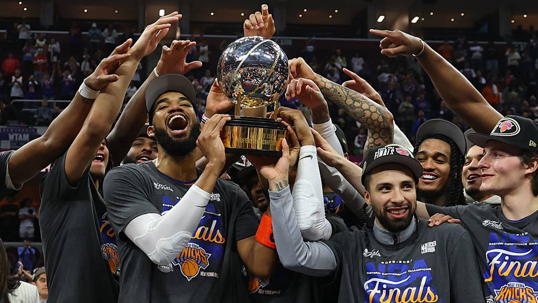 Jugadores de los Knicks celebran su victoria sobre los Cavaliers
