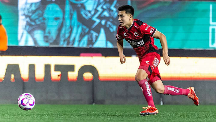Gilberto Mora, joya de los Xolos de Tijuana, se fracturó la mano izquierda y no volverá a jugar en la fase regular del torneo. Gilberto Mora, joya de los Xolos de Tijuana, se fracturó la mano izquierda y no volverá a jugar en la fase regular del torneo.