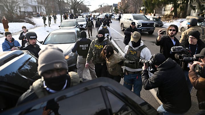 Miembros del ICE realizando detenciones en Estados Unidos.