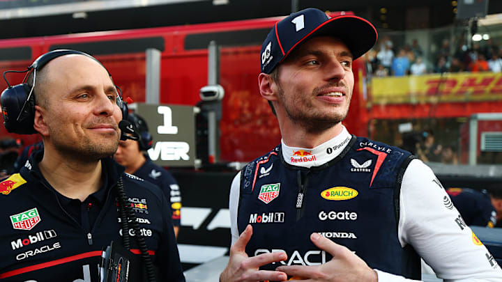 Gianpiero Lambiase (izq) dejará de ser el ingeniero de carrera de Max Verstappen en Red Bull.