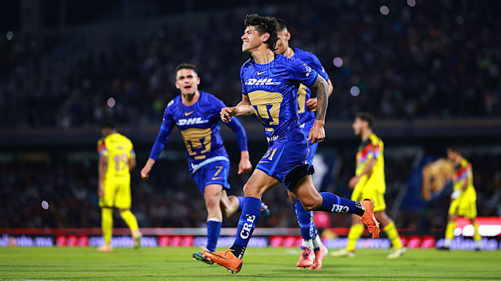 Robert Morales celebra un gol de Pumas