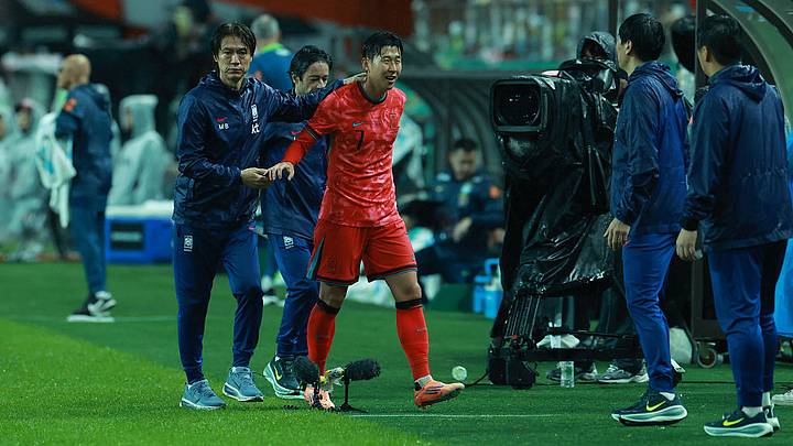 Hong Myung-bo saluda a Son Heung-min, tras salir de cambio en un amistoso ante Brasil en octubre Hong Myung-bo saluda a Son Heung-min, tras salir de cambio en un amistoso ante Brasil en octubre
