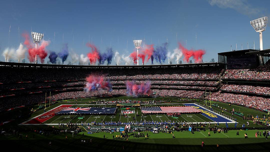 Los 49ers y los Rams se enfrentaron en el primer partido disputado en Melbourne, Australia.
