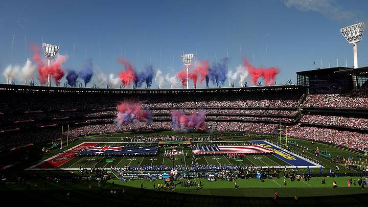 Los 49ers y los Rams se enfrentaron en el primer partido disputado en Melbourne, Australia. Los 49ers y los Rams se enfrentaron en el primer partido disputado en Melbourne, Australia.