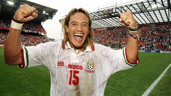 Luis "Matador" Hernández celebra uno de sus goles en el Mundial de 1998 Luis "Matador" Hernández celebra uno de sus goles en el Mundial de 1998