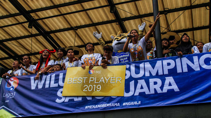 Officials and players celebrate their victory.
Welcoming...