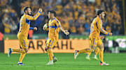 Jugadores de Tigres celebran el primer gol de los Tigres en el partido de vuelta de los cuartos de final del Apertura 2025.
