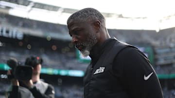 Aaron Glenn, coach de los Jets, está en la cuerda floja.