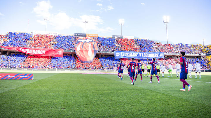 Barcelona team entering into the field with the Rolling...