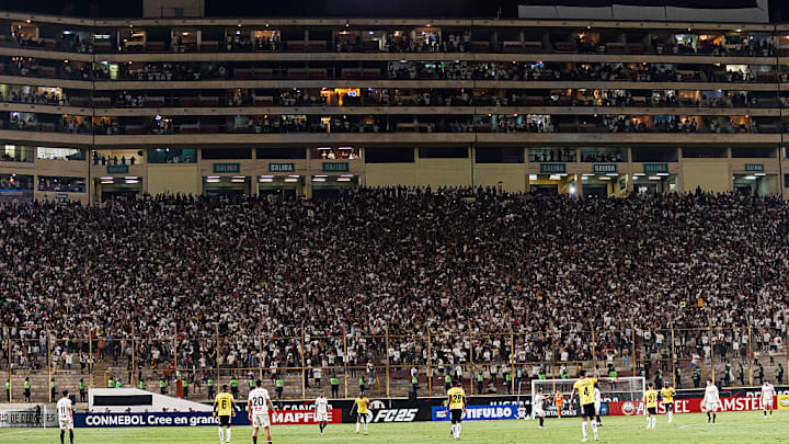 Universitario v Barcelona - Copa CONMEBOL Libertadores 2025