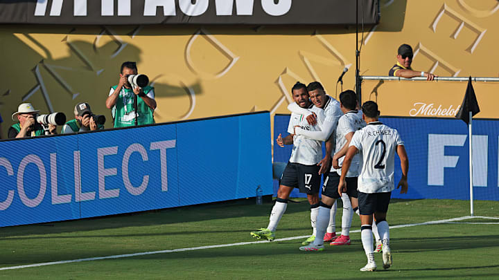 'Tecatito' Corona es felicitado por su gol ante el Urawa Red Diamonds.