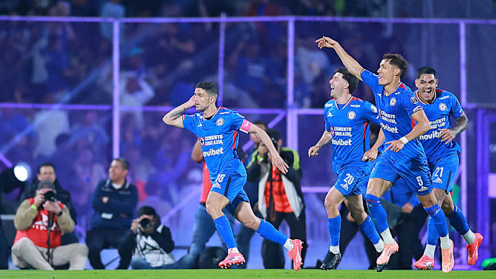 Nacho Rivero, autor del gol del triunfo de Cruz Azul sobre el América, encabeza el festejo. Nacho Rivero, autor del gol del triunfo de Cruz Azul sobre el América, encabeza el festejo.