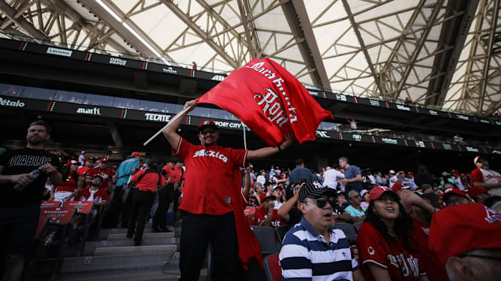 Aficionados de los Diablos Rojos disfrutan del partido ante los Yankees de Nueva York en el Estadio Alfredo Harp Helú