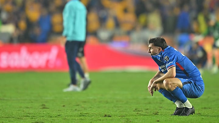 José Paradela, mediocampista del Cruz Azul, lamenta la eliminación del Cruz Azul en las semifinales del Apertura 2025