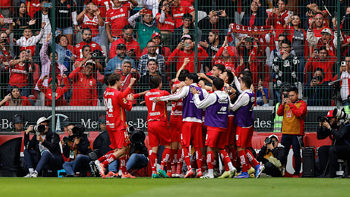 Jugadores del Toluca celebran el primer gol de la victoria ante Juárez