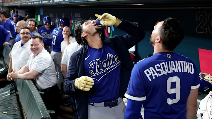 Jac Caglianone y Vinnie Pasquantino, de Italia, celebran bebiendo un expresso en el Clásico Mundial